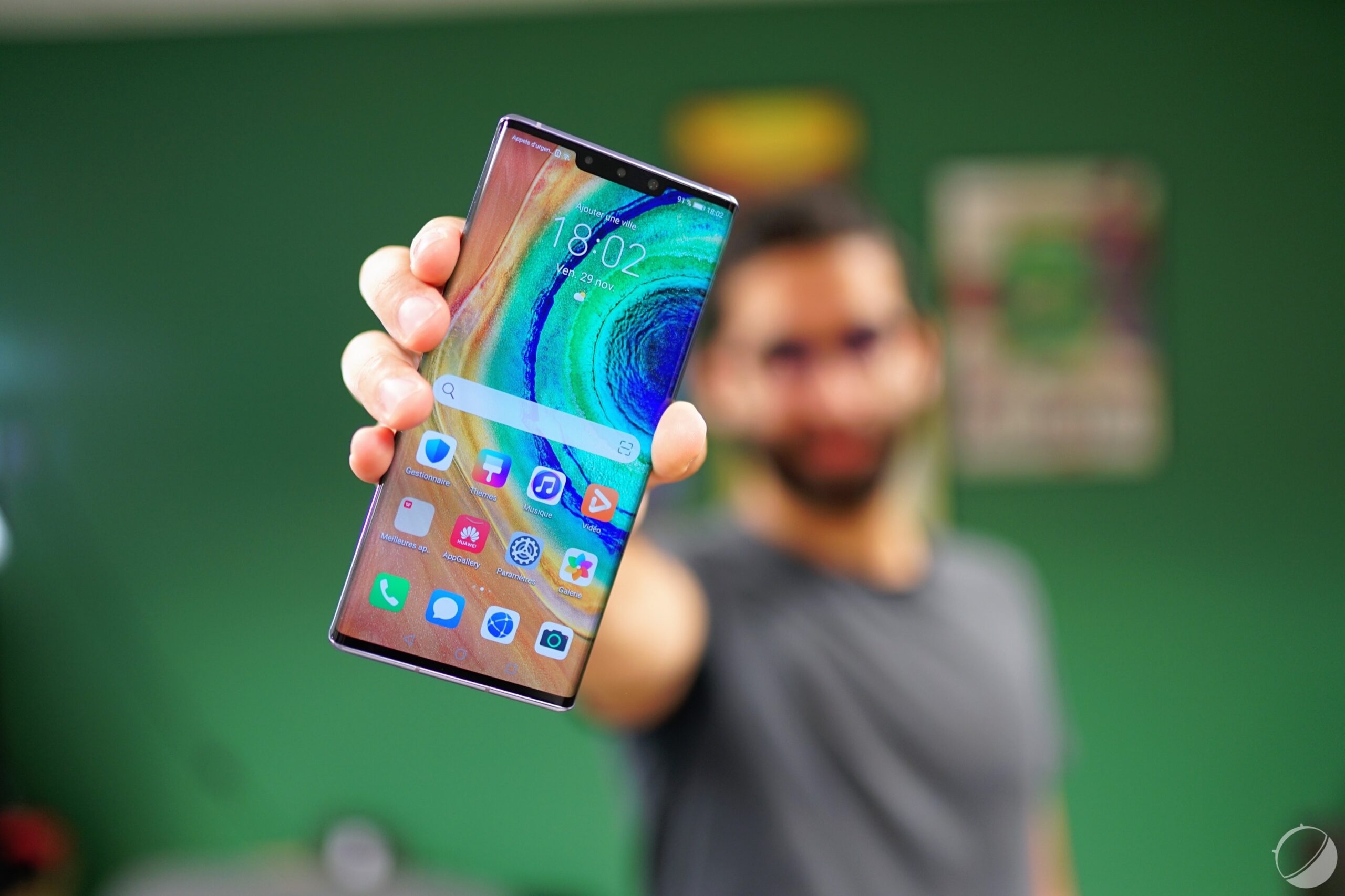 découvrez comment huawei se positionne dans la compétition mondiale des puces, ses innovations technologiques et les défis auxquels elle fait face face à des géants du secteur. explorez les enjeux stratégiques et l'impact sur l'industrie des semi-conducteurs.