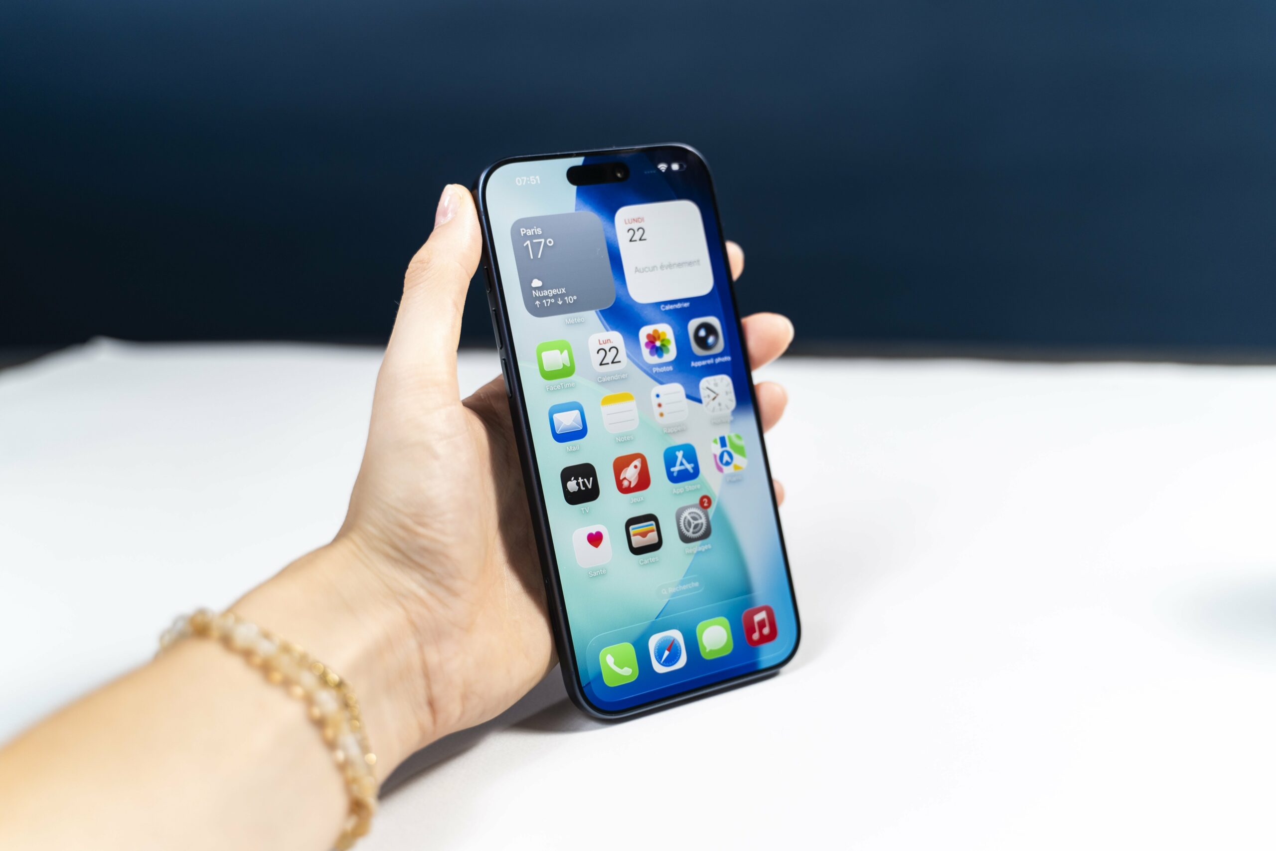 découvrez notre smartphone haut de gamme avec un écran lumineux de 8000 nits, offrant une visibilité exceptionnelle même en plein soleil pour une expérience utilisateur optimale.