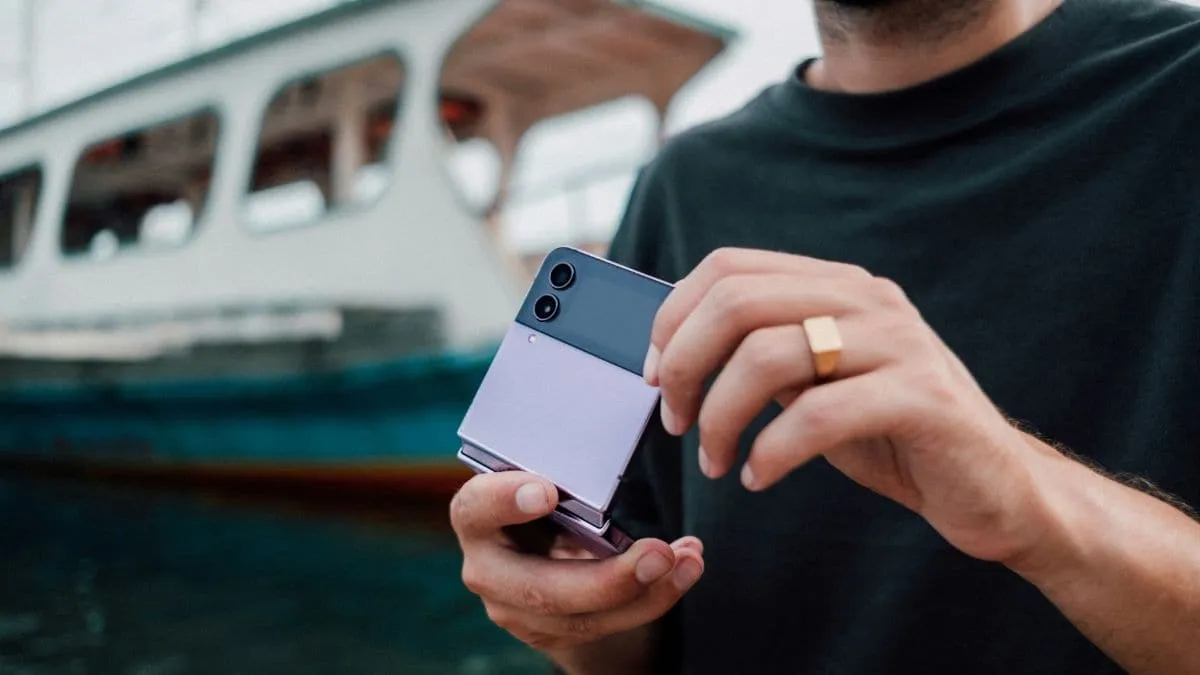 découvrez le nouveau smartphone pliable fascinant, une innovation unique introuvable ailleurs. technologie avancée et design exceptionnel pour une expérience inégalée.